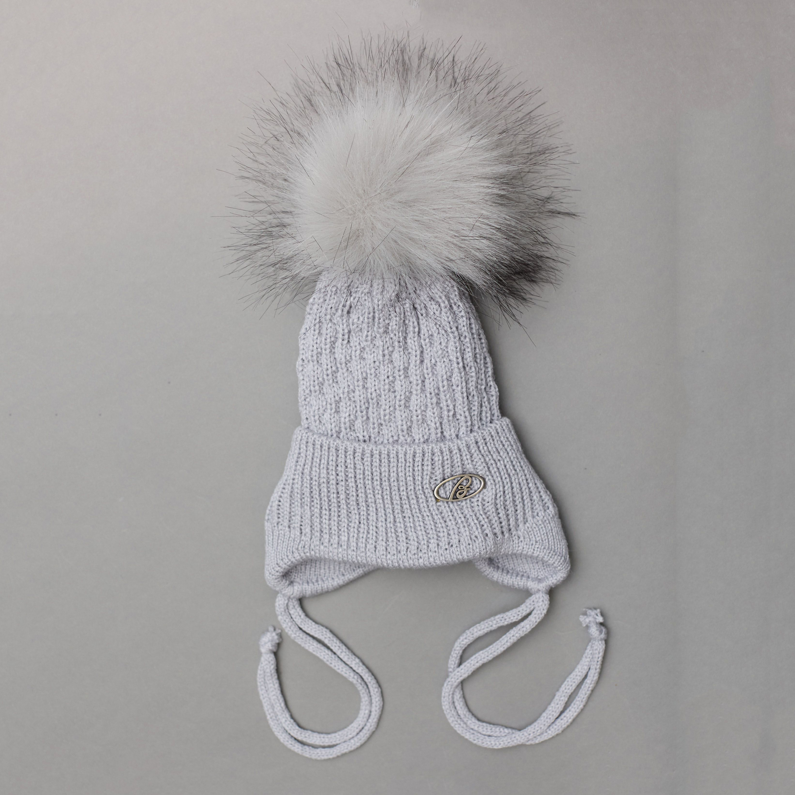 

Зимняя шапка с завязками Sample Буква В 40-44 см Серая