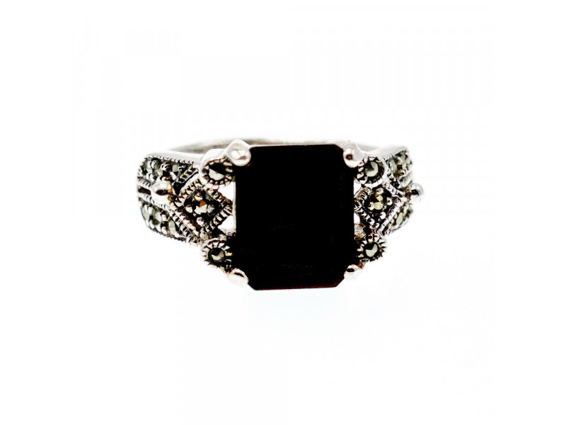 

Серебряное кольцо с нефритом и марказитами Влечение Натуральный Sky Jewelry 003225