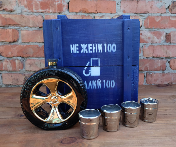 

Подарочный набор «Не жени 100 а налий 100» для мужчин фляга колесо 1 л и 6 рюмок в деревянном ящике (616)