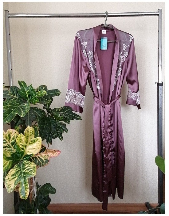 

Атласный Домашний Халат с Кружевом FLEUR Lingerie Однотонный с Длинным Рукавом Миди 44 (XXL) Лиловый ( P 42114)