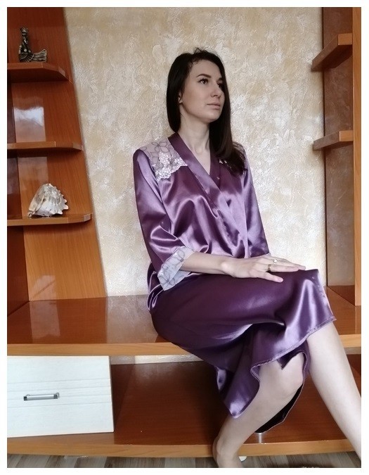 

Атласный Домашний Халат с Кружевом FLEUR Lingerie Однотонный Миди с Поясом 42 (XL) Лиловый ( P 42112)