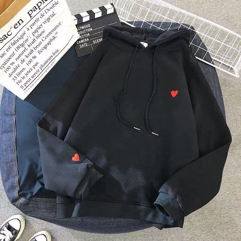 

Женское худи F&F с сердечком на груди oversize 42/46 черное