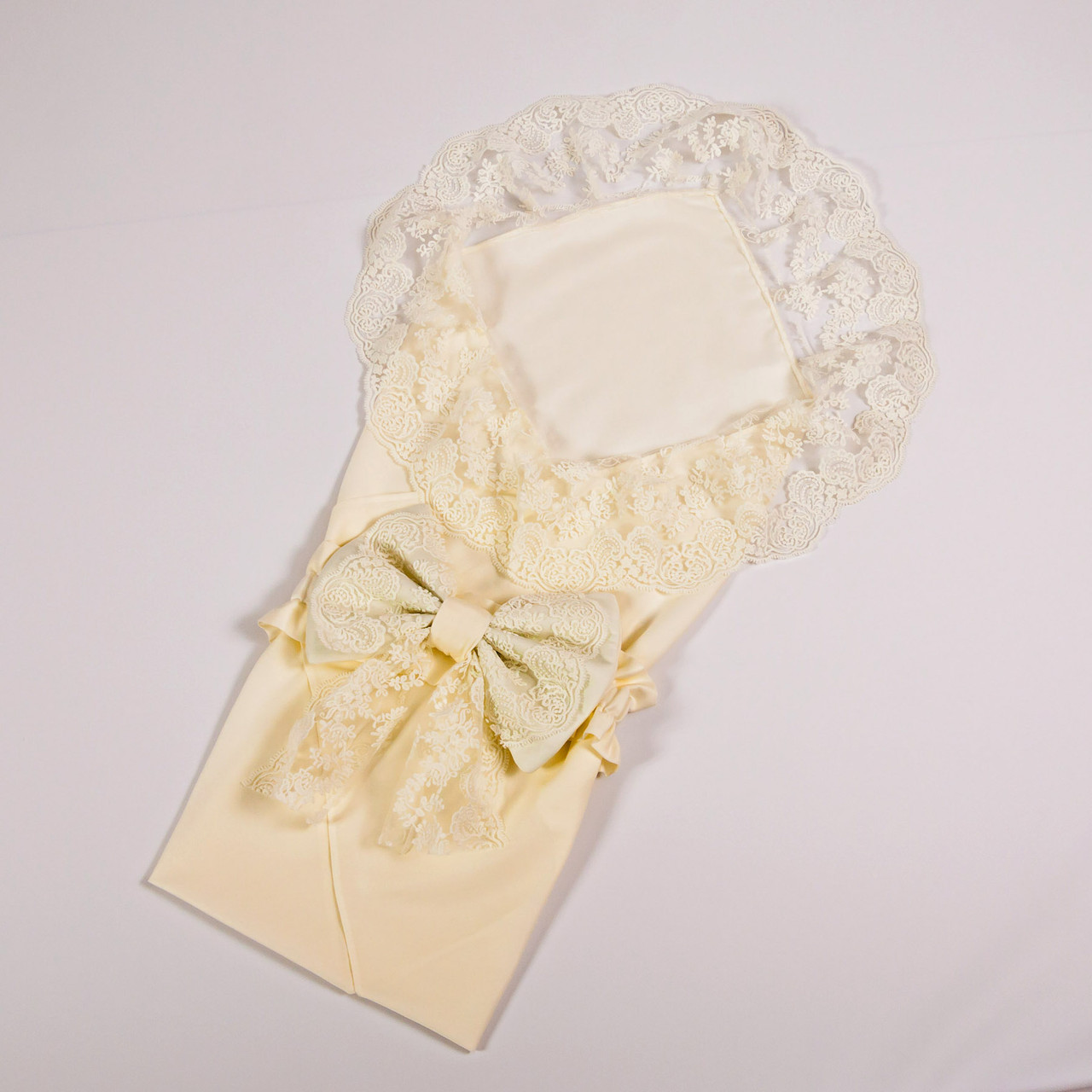 

Конверт на выписку летний нежно молочный с кружевом + плед кораблики с красным плюшем BabySoon 78х85см