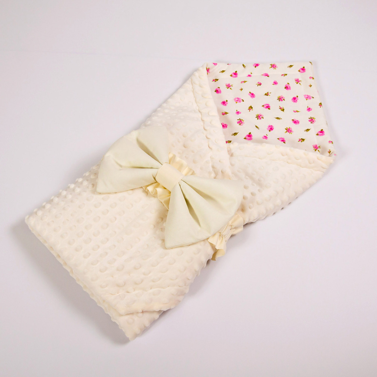 

Летний конверт-плед на выписку BabySoon 78х85см Розовые розочки с молочным бантом на молочном плюше