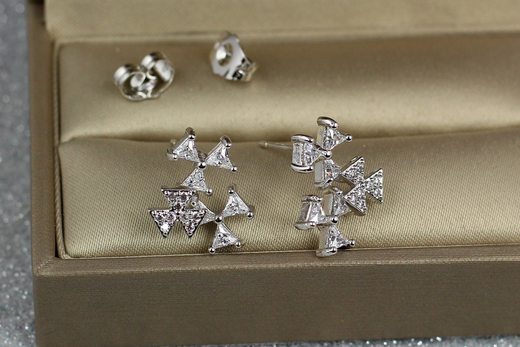 

Серьги гвоздики Xuping Jewelry трио 1,7 см серебристые
