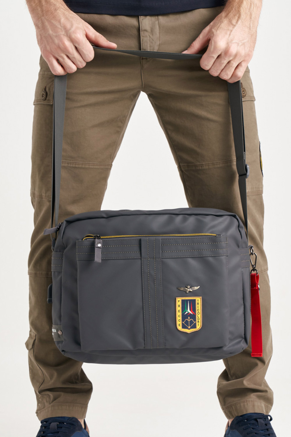 

Серая мужская сумка Aeronautica Militare 4459