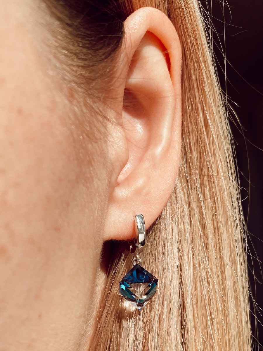 

Женские серебряные серьги Adali куб на английском замке с кристаллами Swarovski