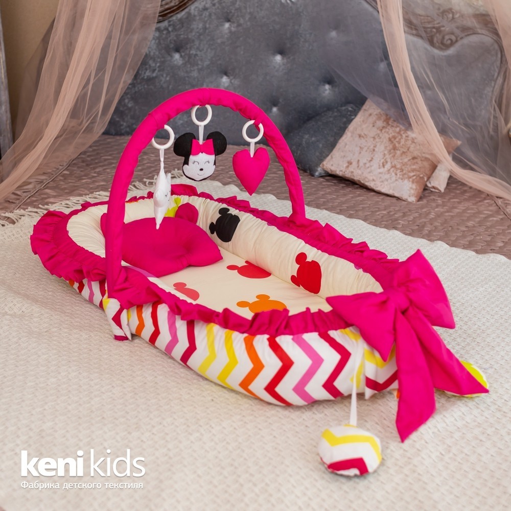 

Кокон-гнёздышко для новорожденных KENI KIDS Микки Маус 100x58 см. Малиновый + Дуга с игрушками + Съемный матрасик + Ортопедическая Подушка