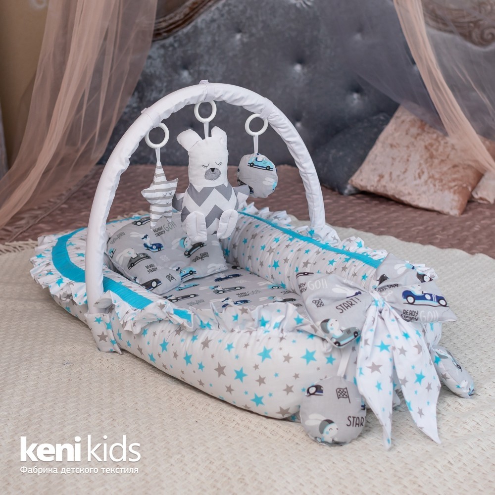 

Кокон-гнёздышко для новорожденных KENI KIDS Машинки 100x58 см. Бело-Голубой + Дуга с игрушками + Съемный матрасик + Ортопедическая Подушка