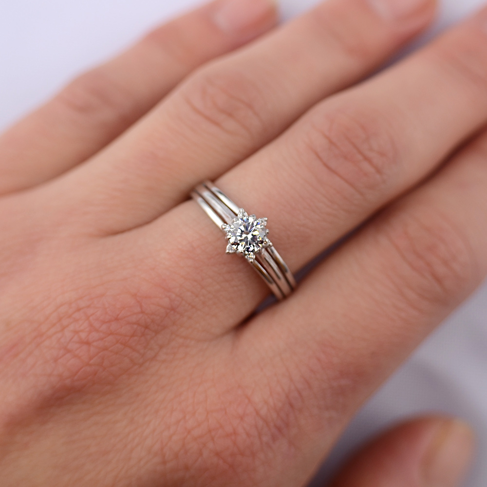 

Серебряное кольцо родированное с камнем 38-kr 18
