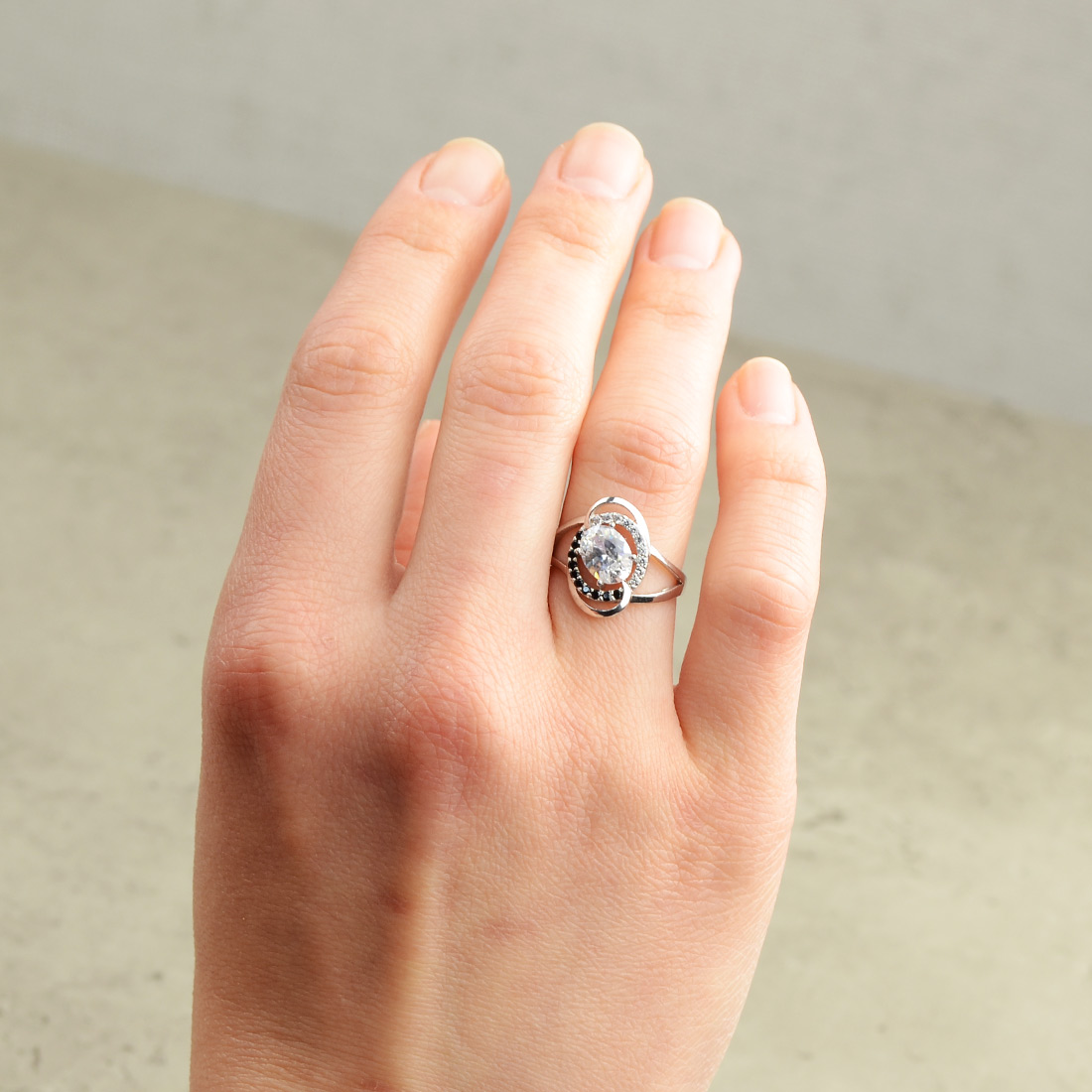 

Серебряное кольцо с камнями цирконий родированное k-92r 16.5