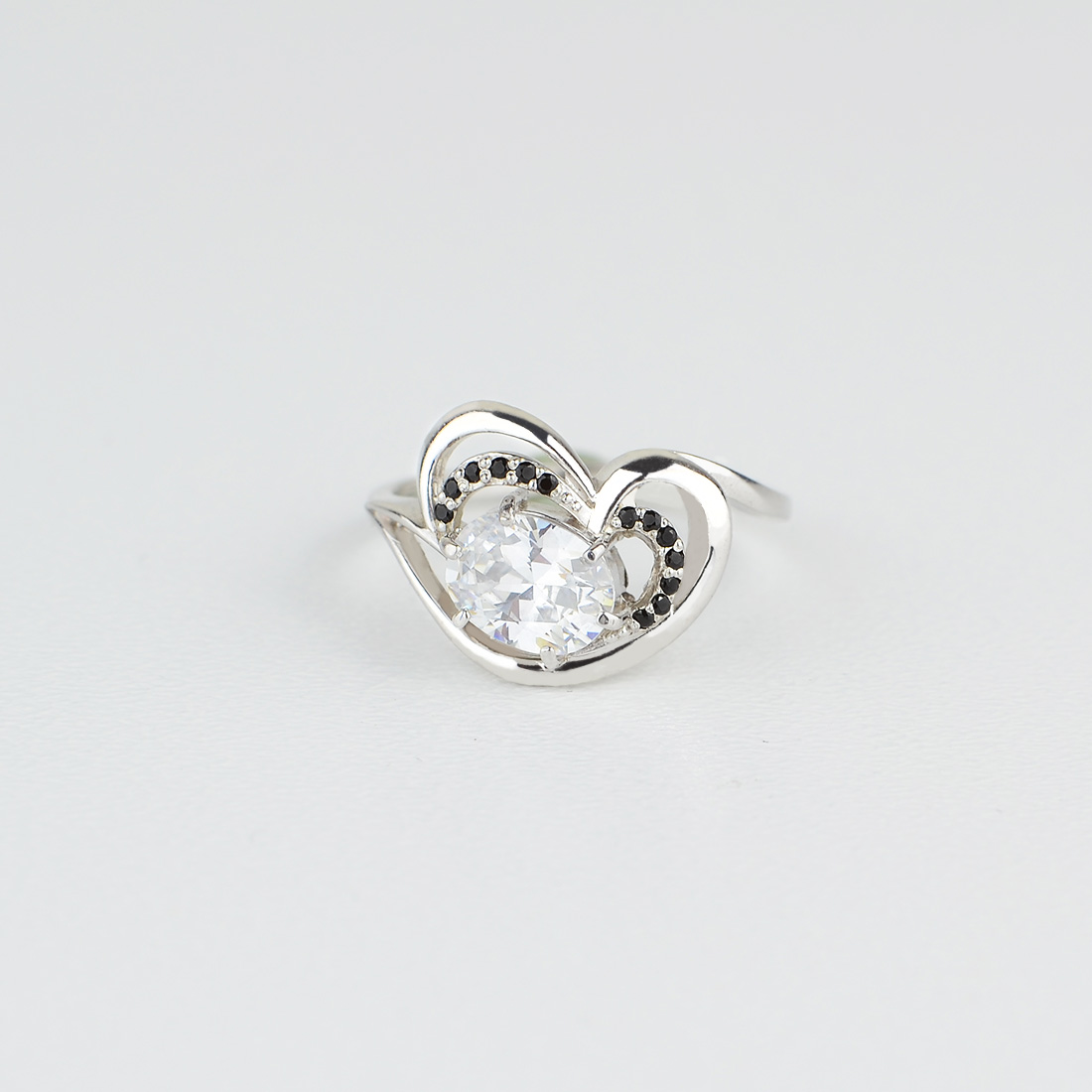 

Серебряное кольцо с камнями цирконий родированное k-109r 17.5