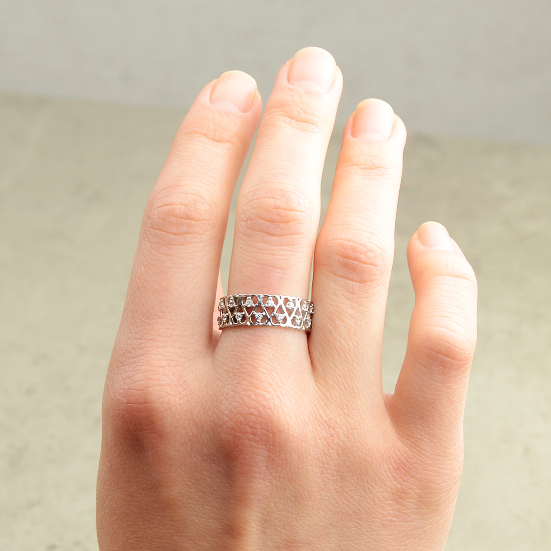 

Серебряное кольцо Сердечка с камнями цирконий родированное 68-kr 16.5