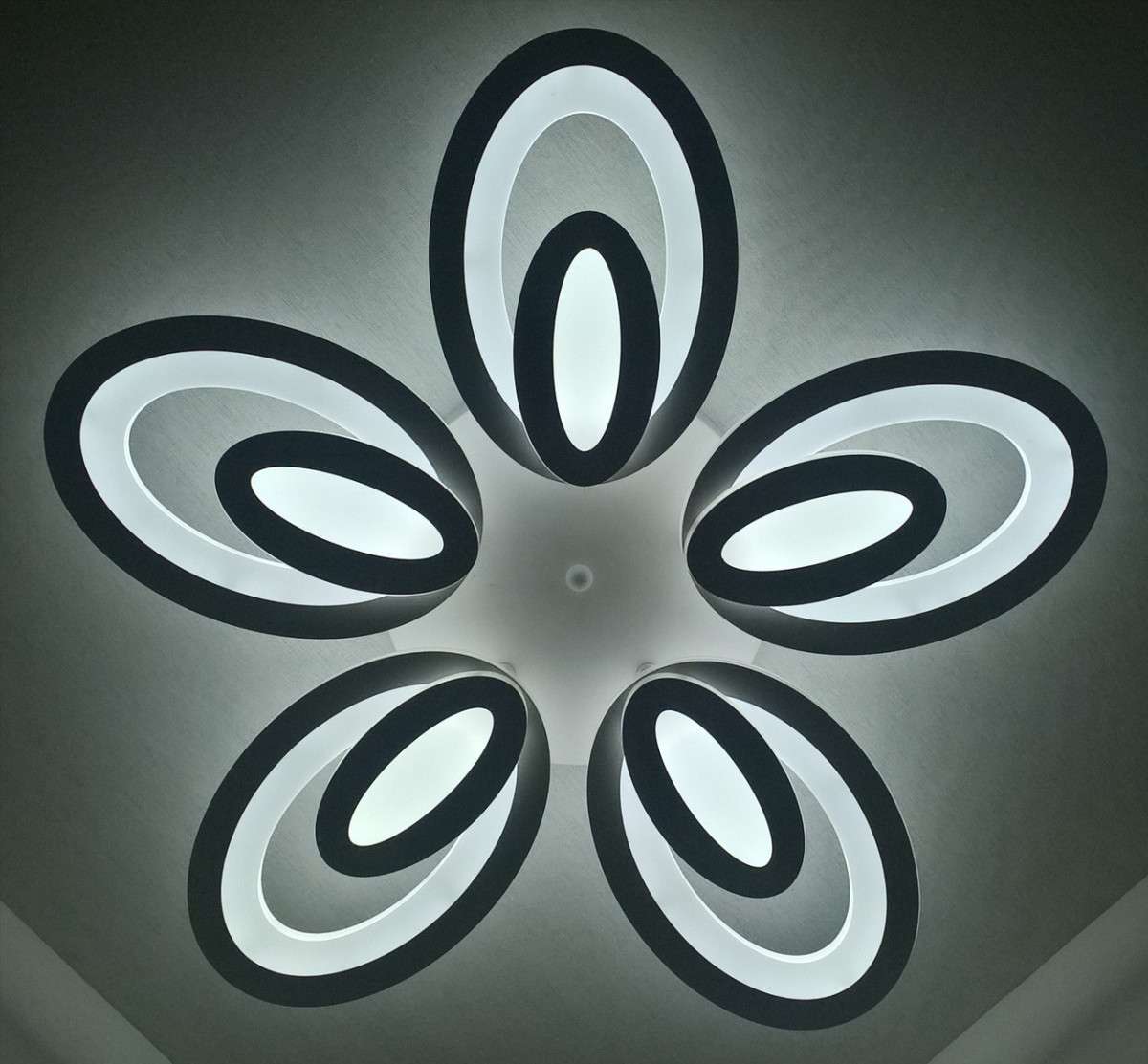 

Люстра потолочная Led с пультом A2309/5-wh Белый 9х55х55 см.