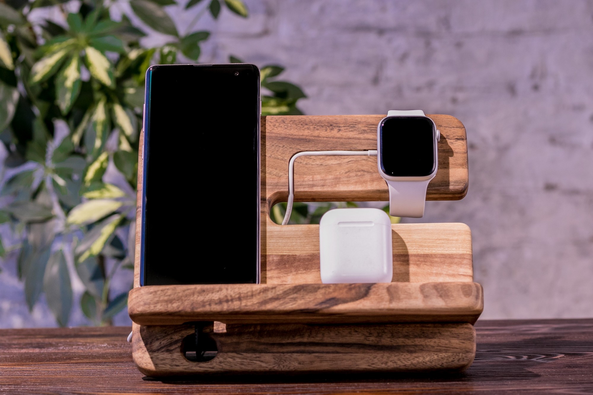 

Подставка-органайзер из дерева для гаджетов Apple iPhone ecoWalnut EW-23.2