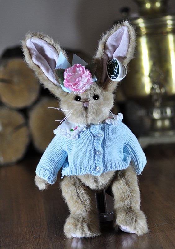 

Зайки в голубой кофте с цветком на голове Bearington Collection, 36см (986084)