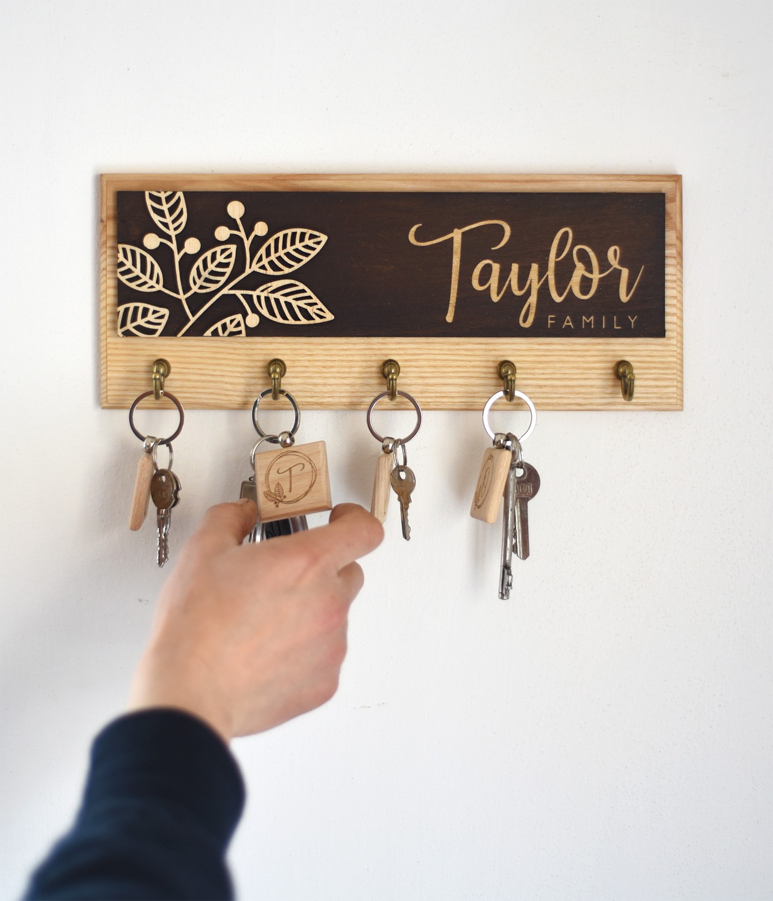 

Ключница из дерева TAYLOR Should Buy Wood именная 13х32 см Светлая