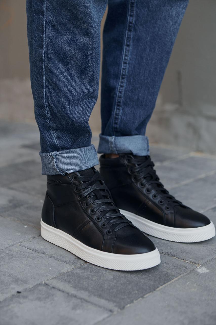 

Черные зимние ботинки на белой подошве байка 45