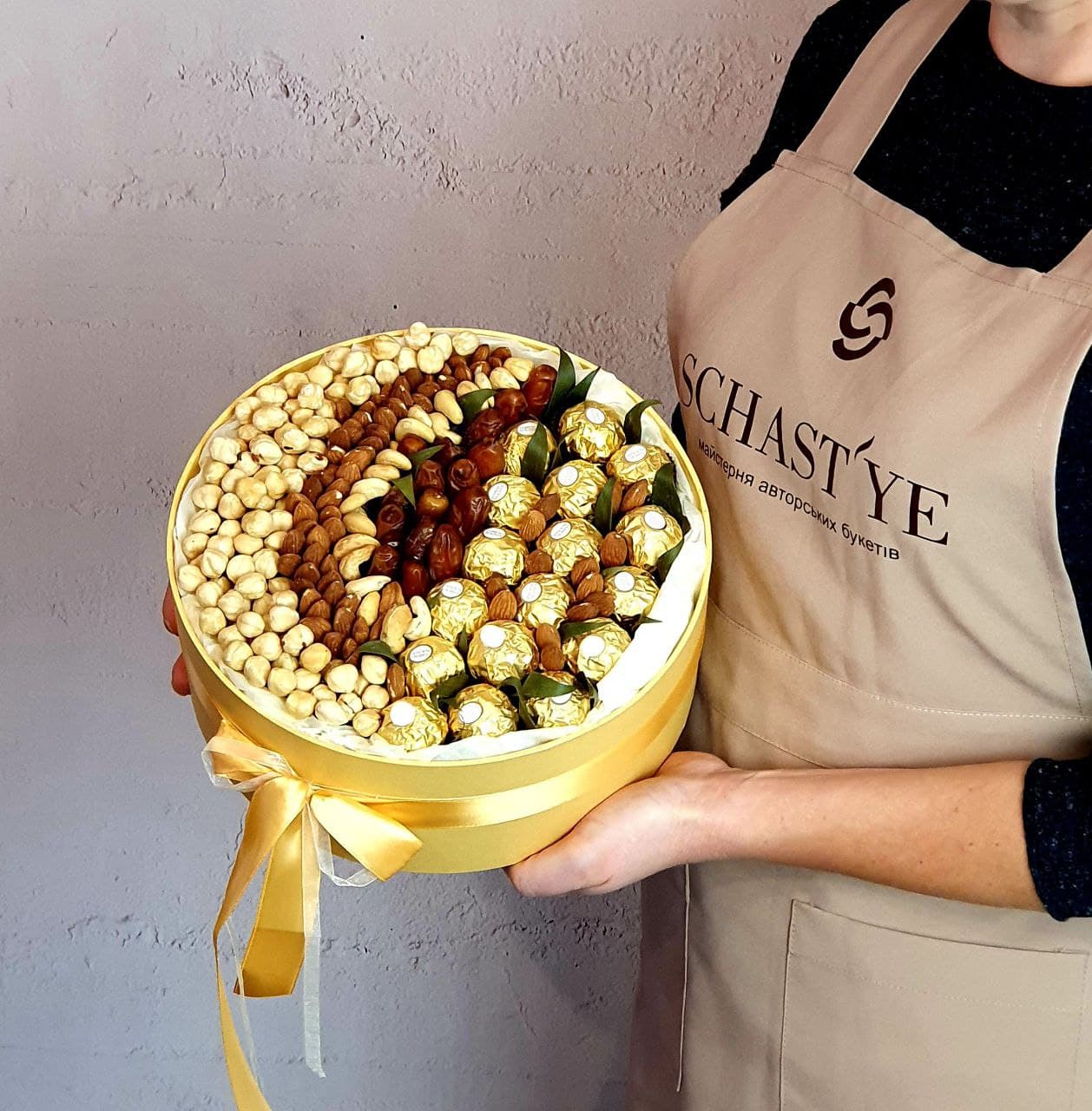 

Подарочная коробка с орехами и конфетами Ferrero Rocher - идеальный подарок для жены, мамы, сестры, подруги, коллеги, начальницы