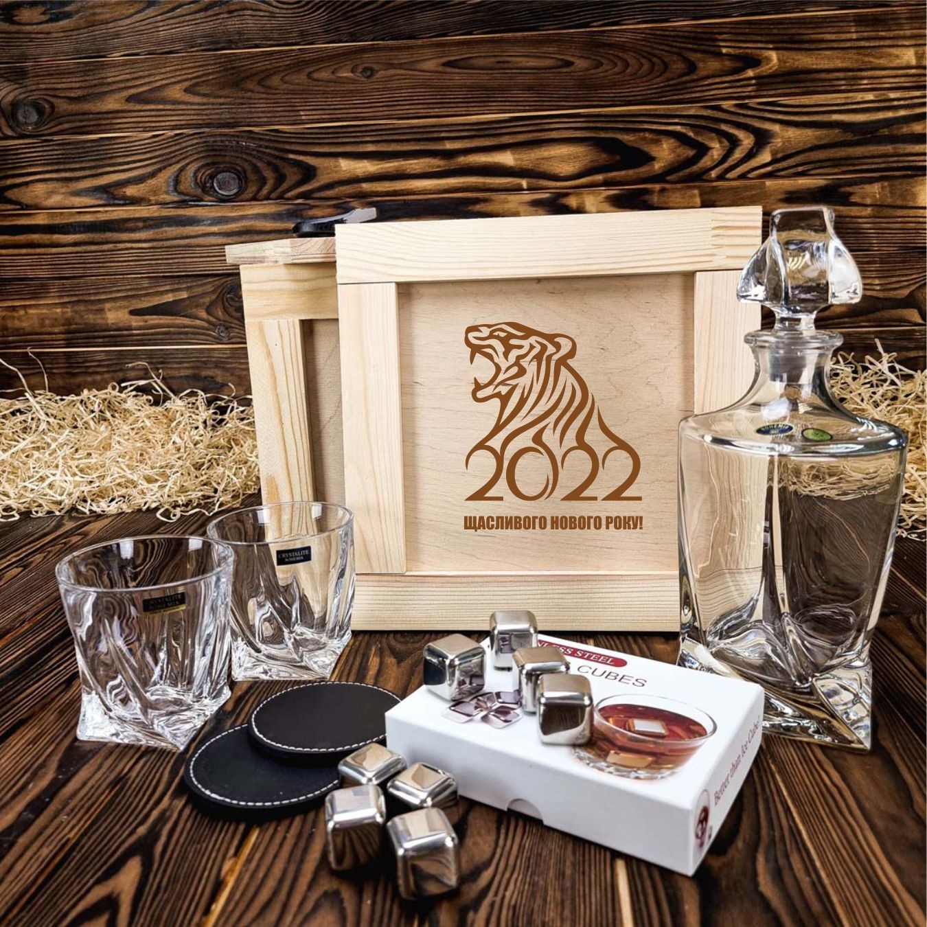 

Набор для виски в новогодней подарочной коробке со стаканами, камнями и декантером 4MAN (G3136_126U)