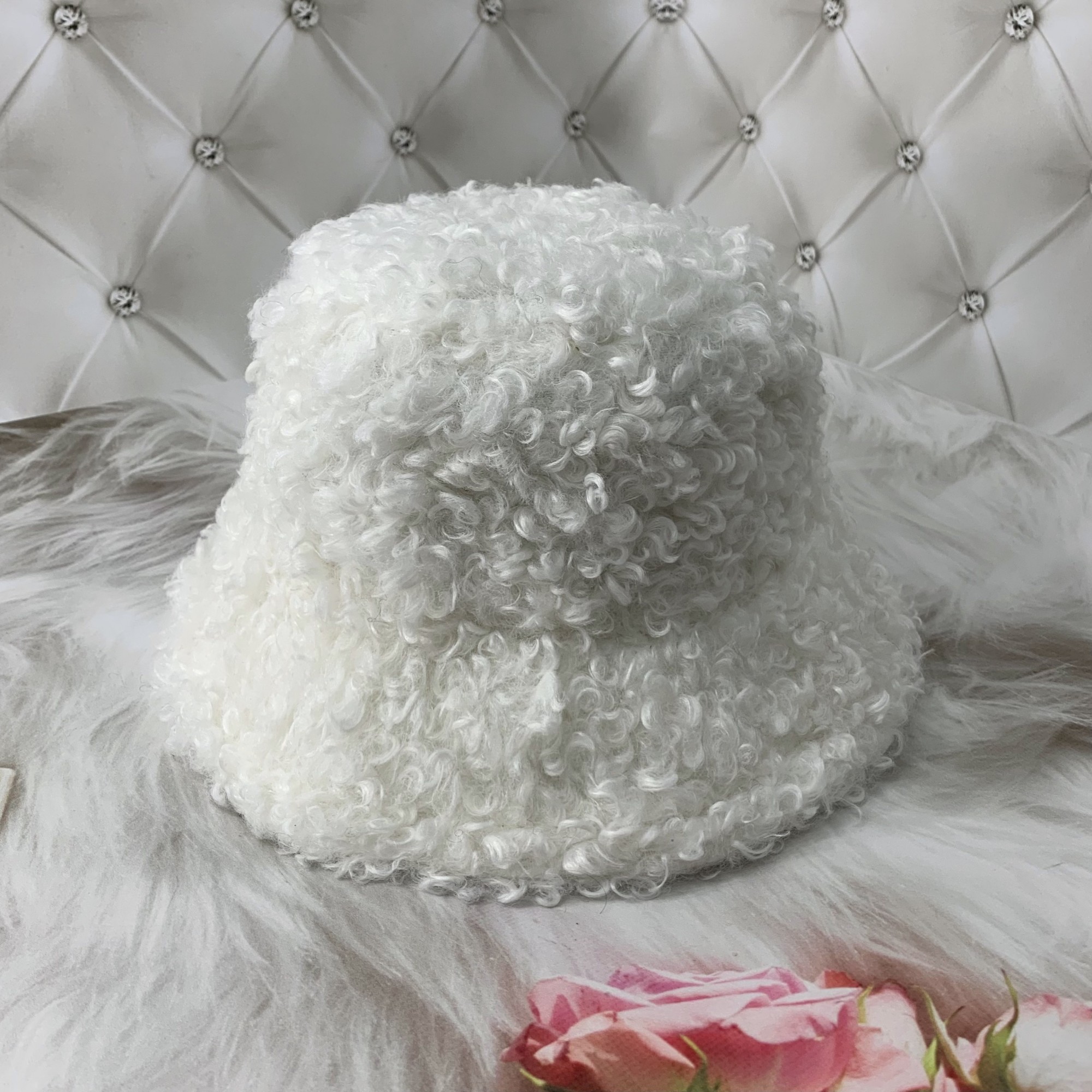 

Теплая меховая зимняя панама женская SheepWool белая