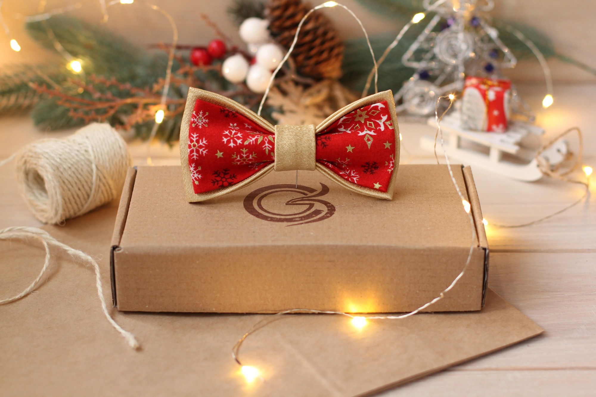 

Галстук-бабочка Christina Goloob New Year  Белые и золотые снежинки Золотистый, Галстук-бабочка Christina Goloob New Year one size Белые и золотые снежинки Золотистый