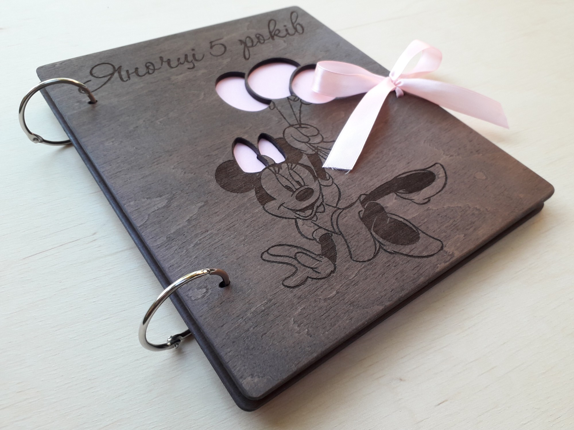 

Дитячий фотоальбом з дерева Mickey mouse з іменним гравіруванням