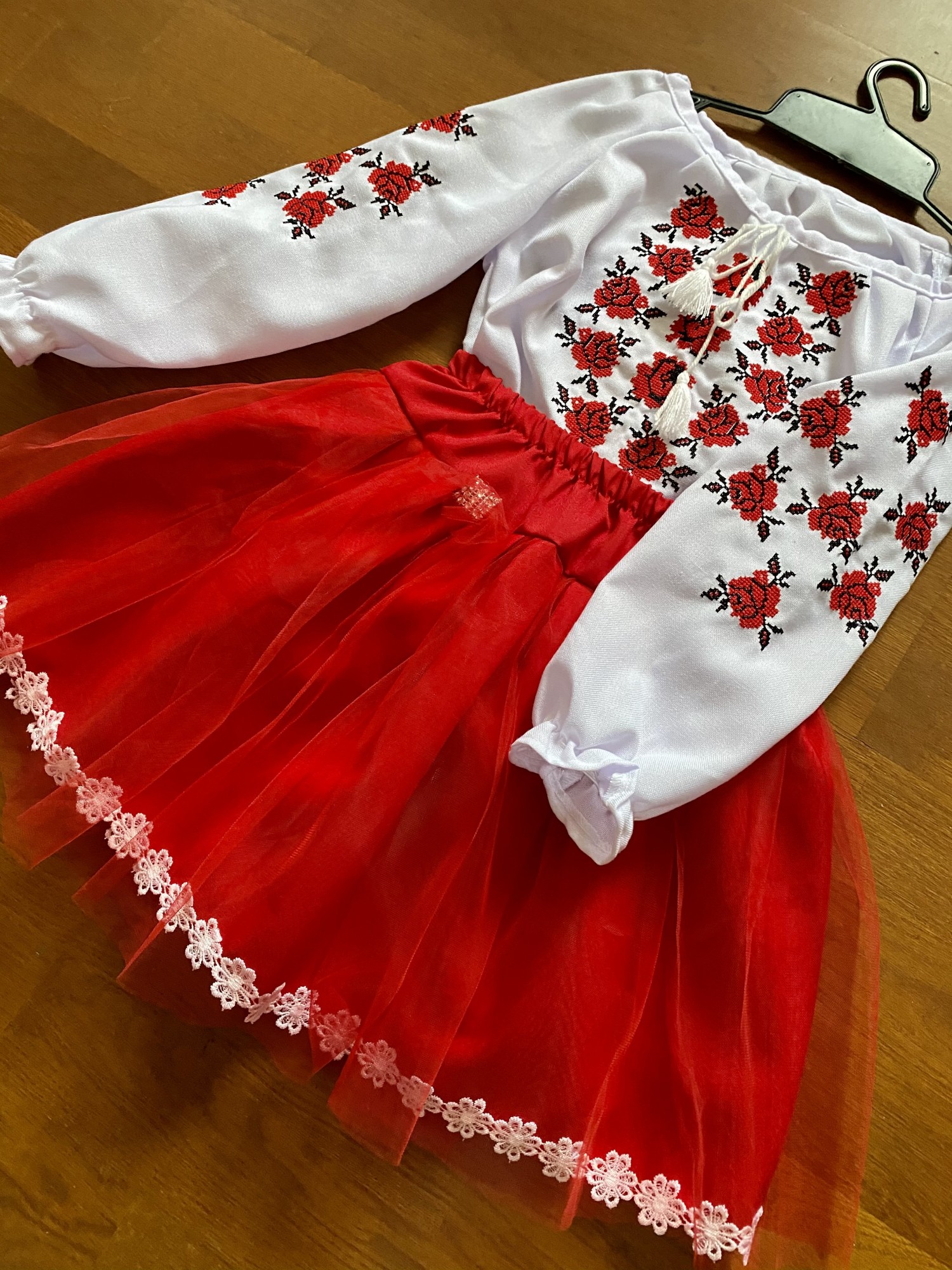 

Украинский костюм для девочки Легит с розами красный 116-122 см. УКФ02