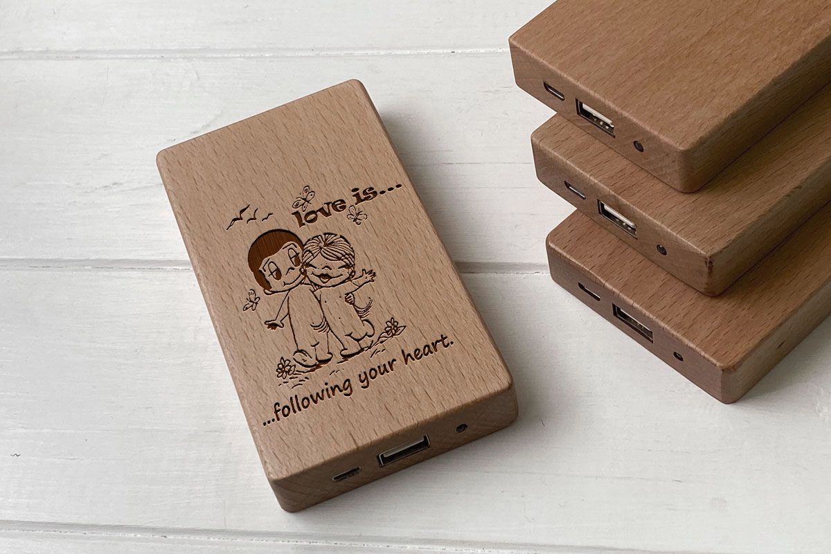 

Деревянный внешний аккумулятор Maple с гравировкой Love is