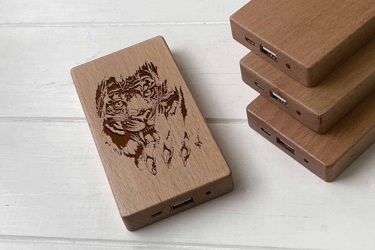 

Деревянный внешний аккумулятор Maple с гравировкой Tiger