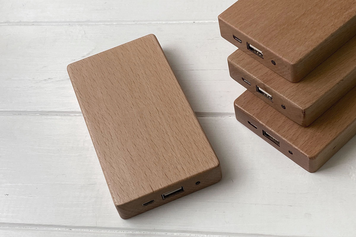 

Деревянный внешний аккумулятор Maple