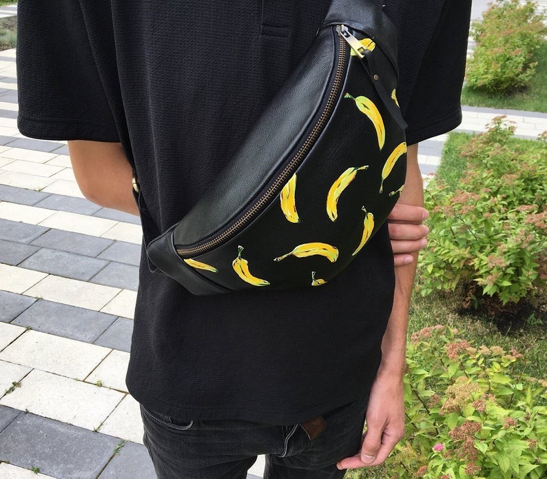 

Мужская кожаная черная бананка через плечо с желтыми бананами 18*34*10 см Banana