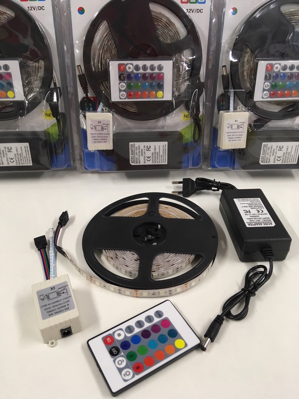 

Светодиодная лента MOD-5050/2032 с контроллером и пультом ДУ от сети 220В RGB Разноцветная (12716)