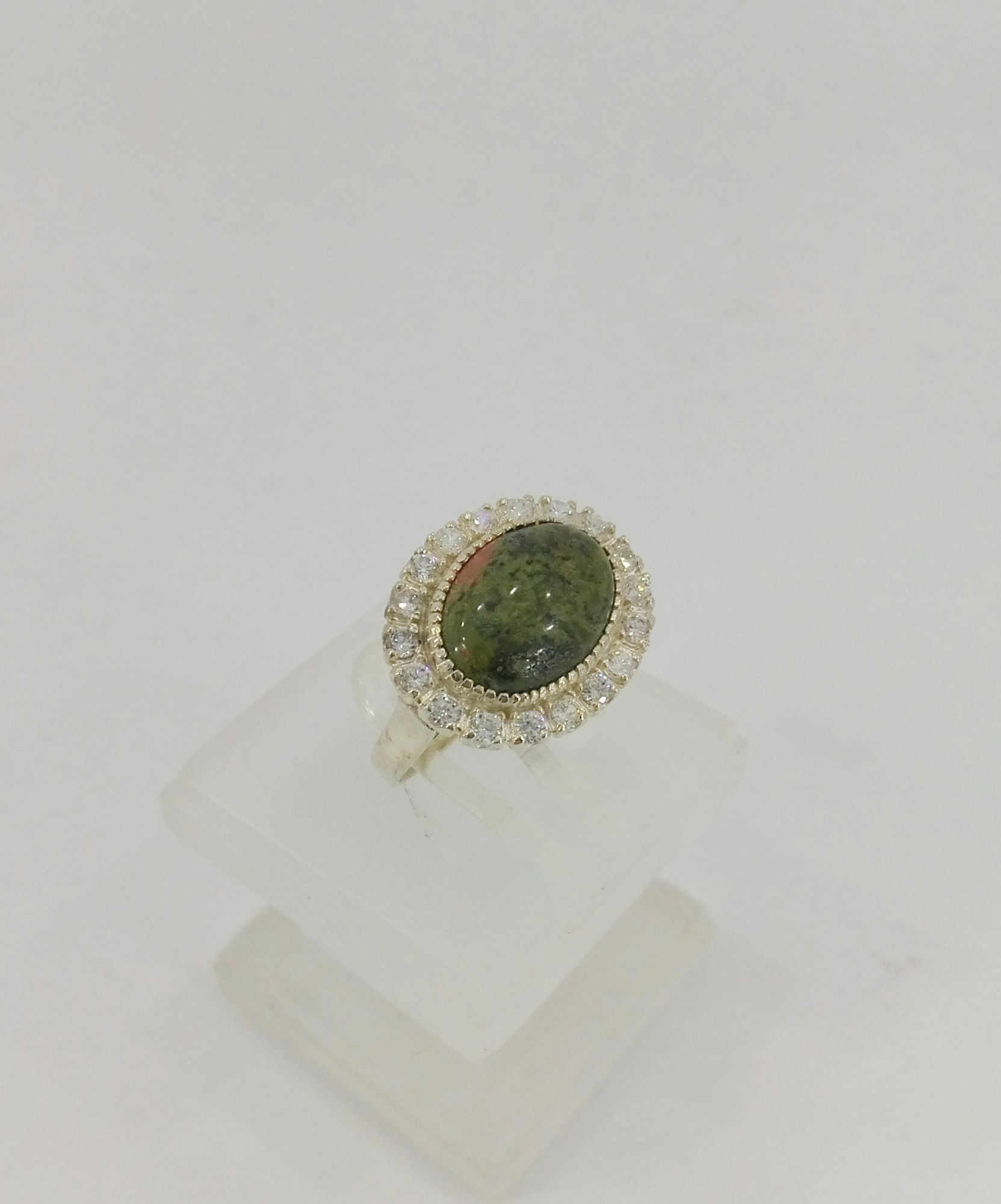 

Кольцо из серебра с яшмой и куб. циркониями (1508/32) 17.5 размер
