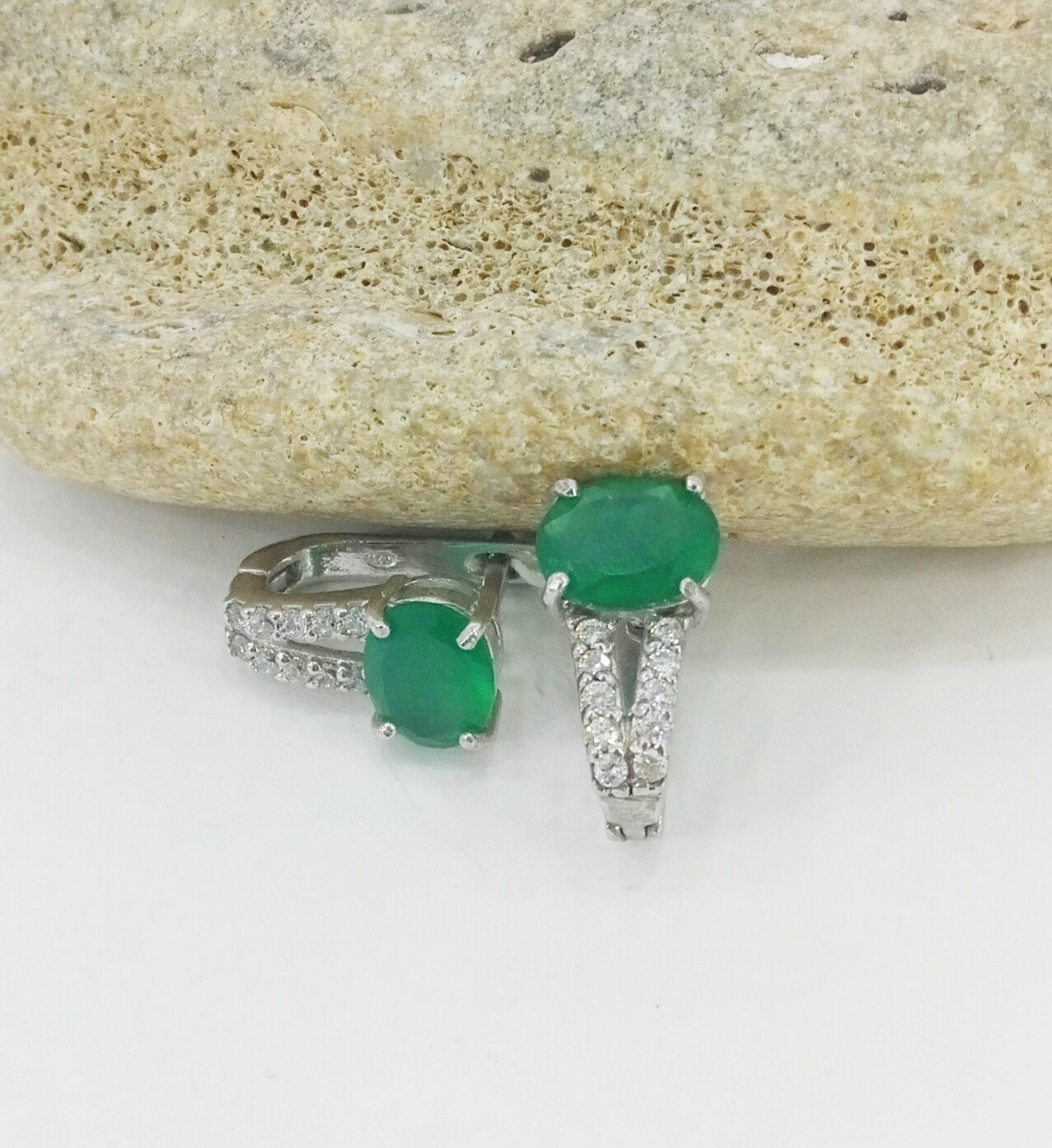 

Серьги из серебра с зелёным агатом и куб. цирконами