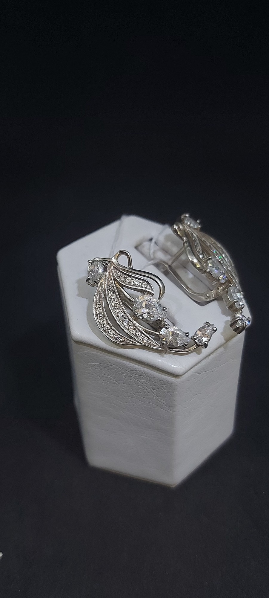 

Серьги серебряные Rider с белыми камнями 6.58 С-197