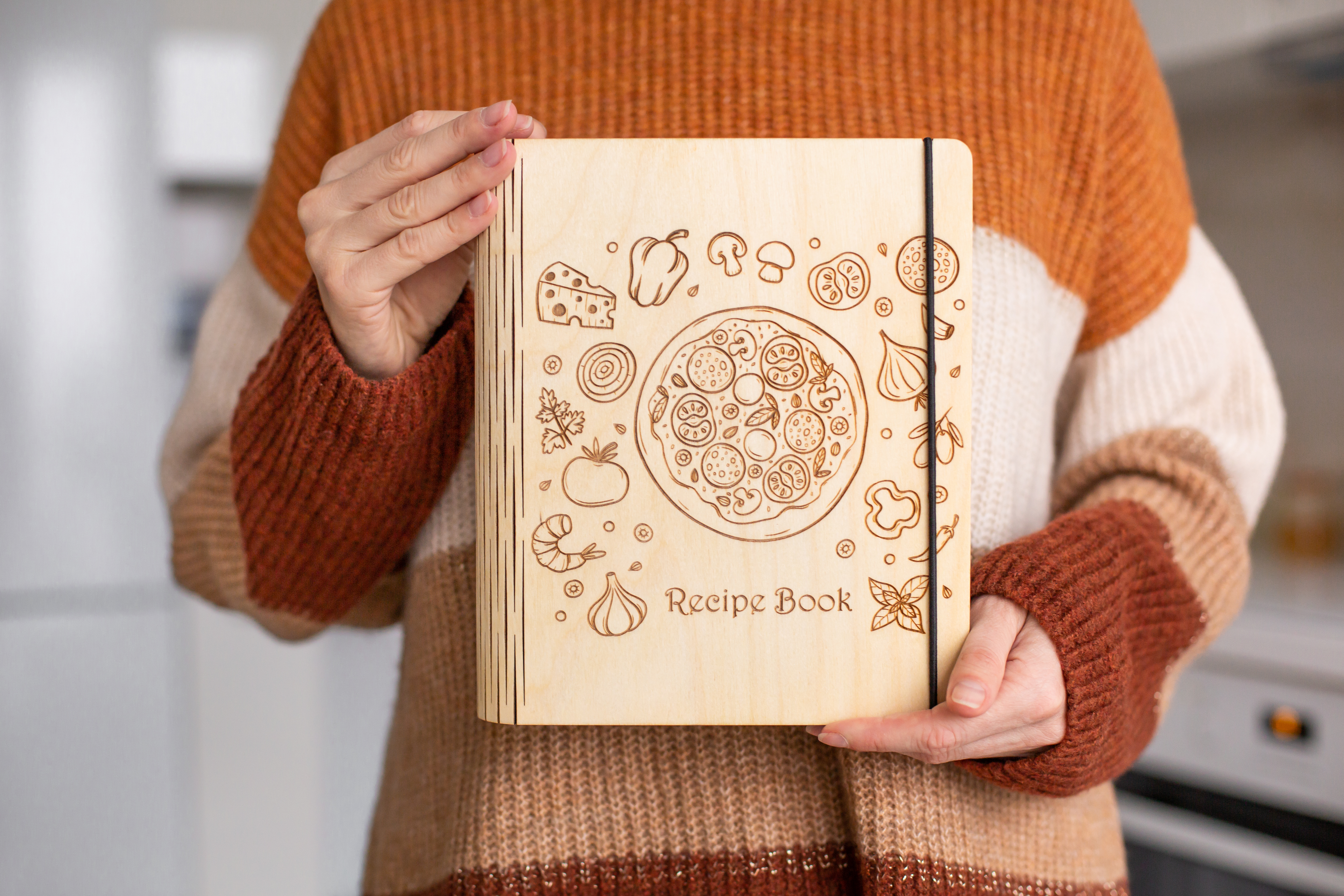 

Книга для рецептов поваренная книга в деревянной цельной обложке "Recipe Book" А5 100 листов крафтовая бумага с бланком для рецептов на одной стороне и линией на другом Светлое дерево 1