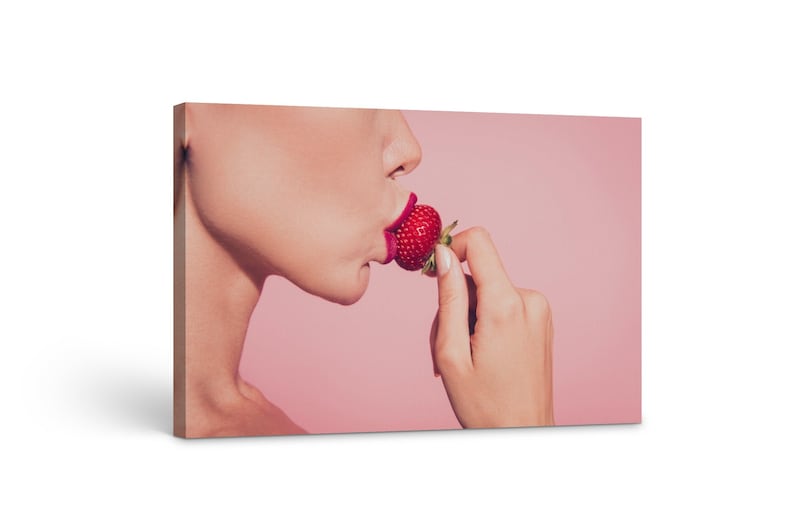 

Картина на холсте Девушка и клубника51x34 см (178)