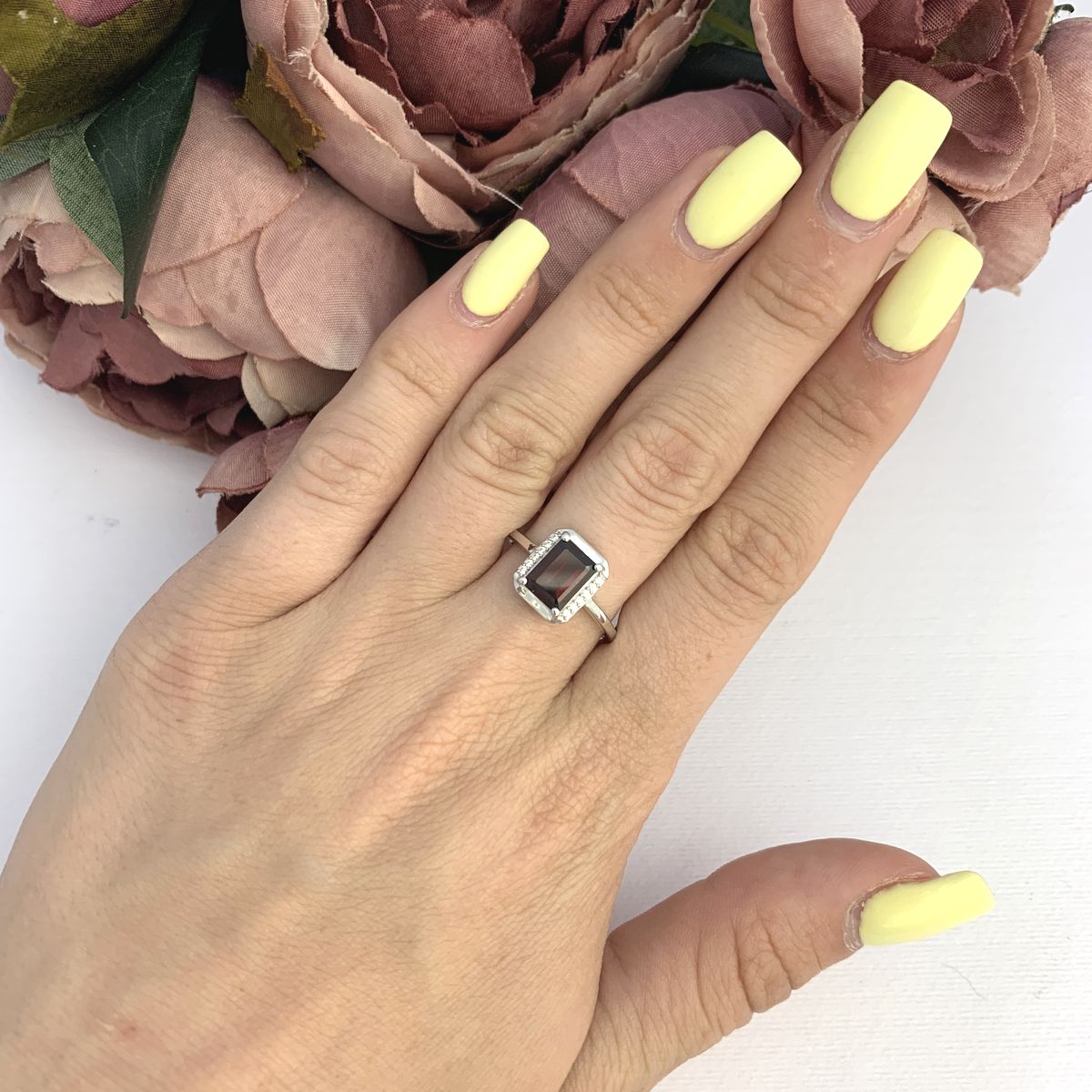 

Серебряное кольцо jill с натуральным гранатом 1.735ct 17 размер