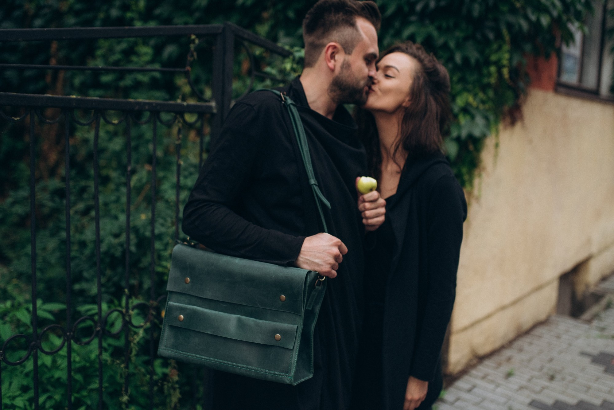 

Кожаный портфель с ремнем через плечо HandMade зеленый