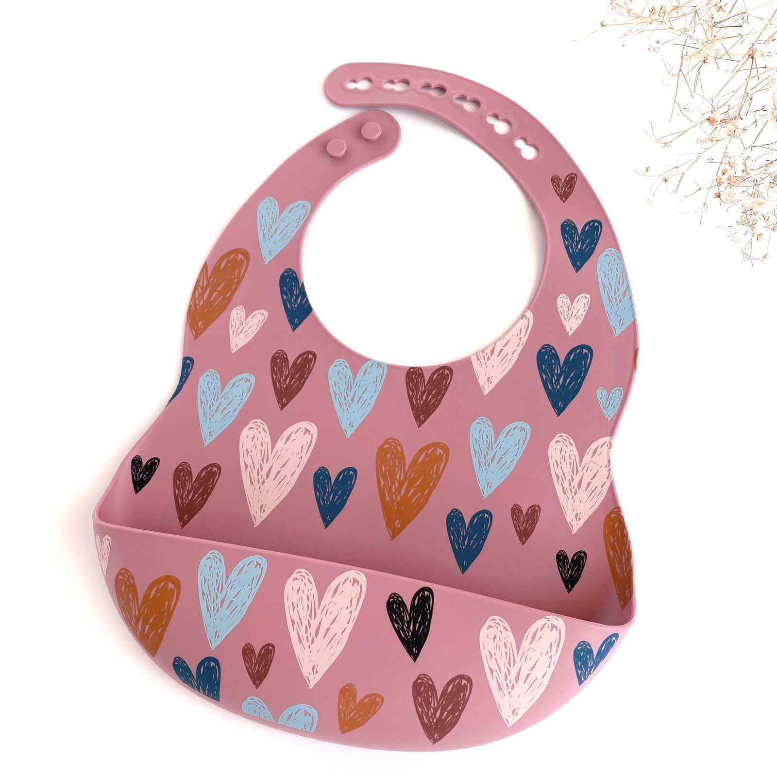 

Нагрудник силиконовый Mommy Bag с карманом – Сердечки