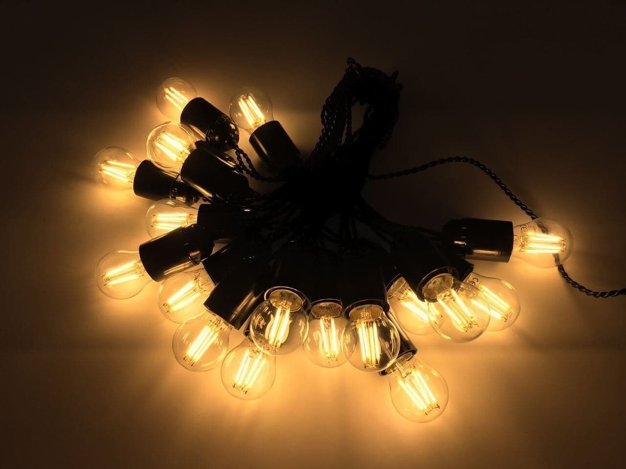 

Уличная Черная Ретро Гирлянда Эдисона 30 метров + 2 метра провода к вилке на 61 филаментную лампочку по 4Вт с дистанционным выключателем