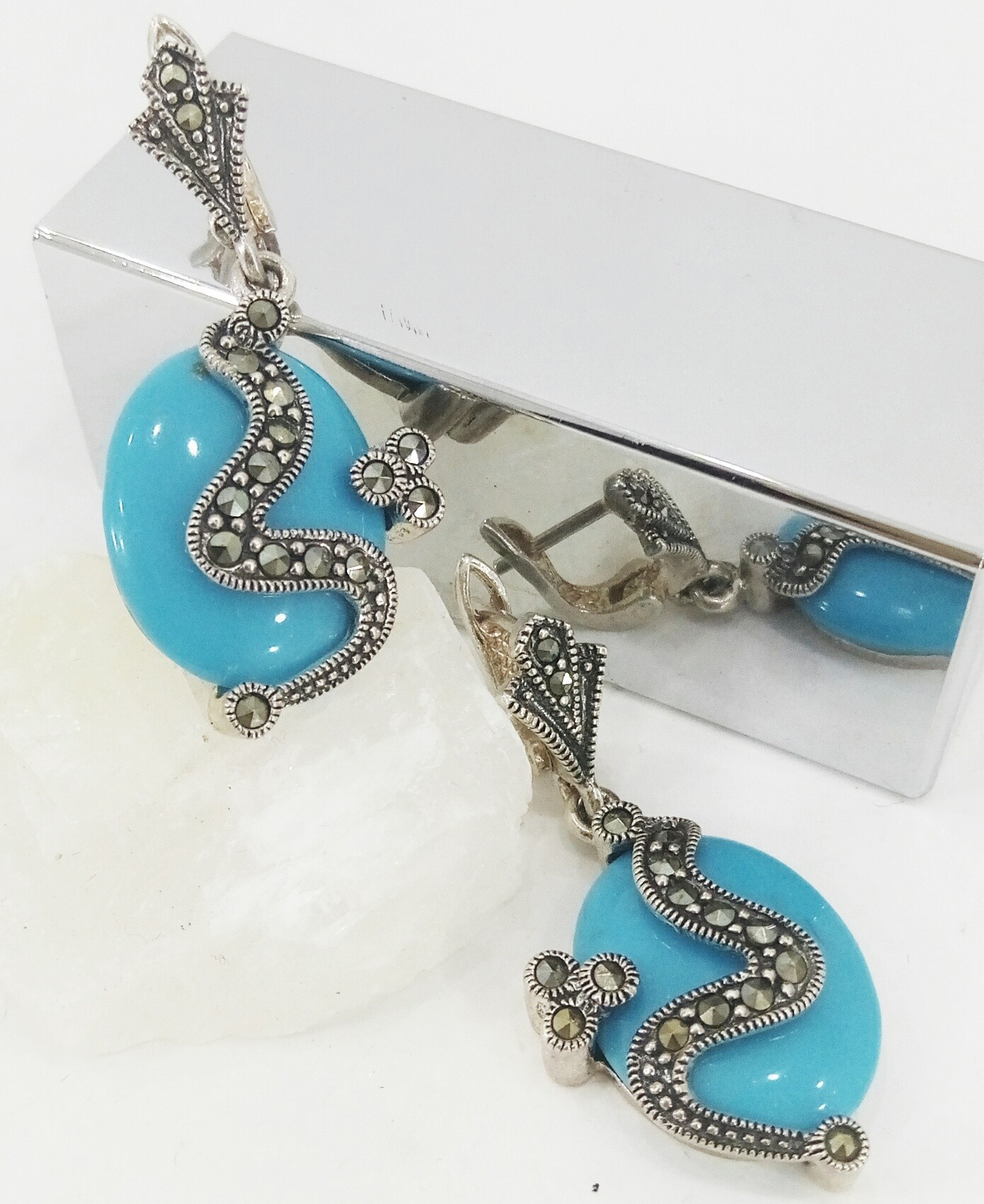 

Серебряные серьги с бирюзой и капельным серебром (052537/71)