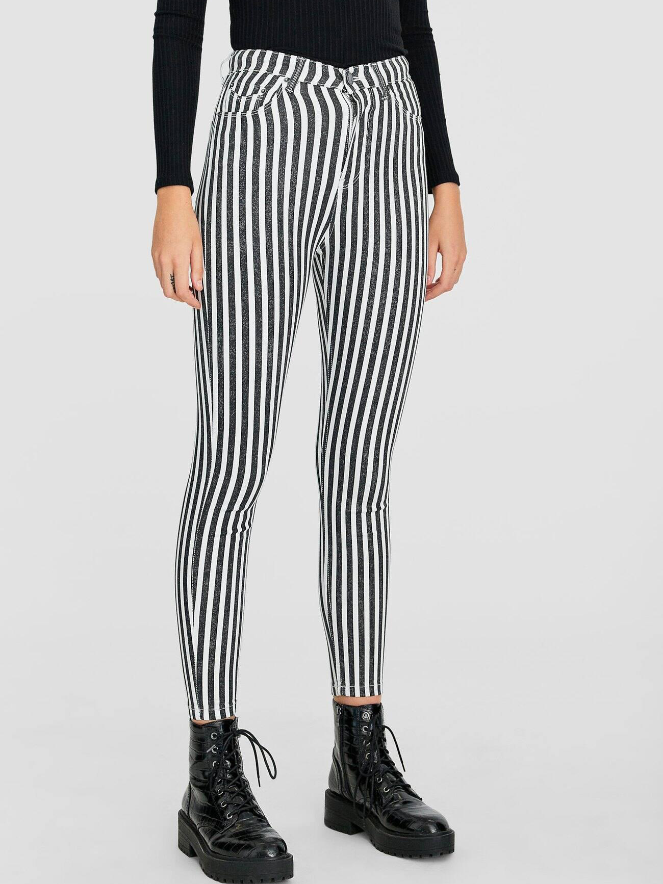 

Брюки Stradivarius XAZ230773HZWW  Белые с черным, Брюки Stradivarius XAZ230773HZWW 44 Белые с черным