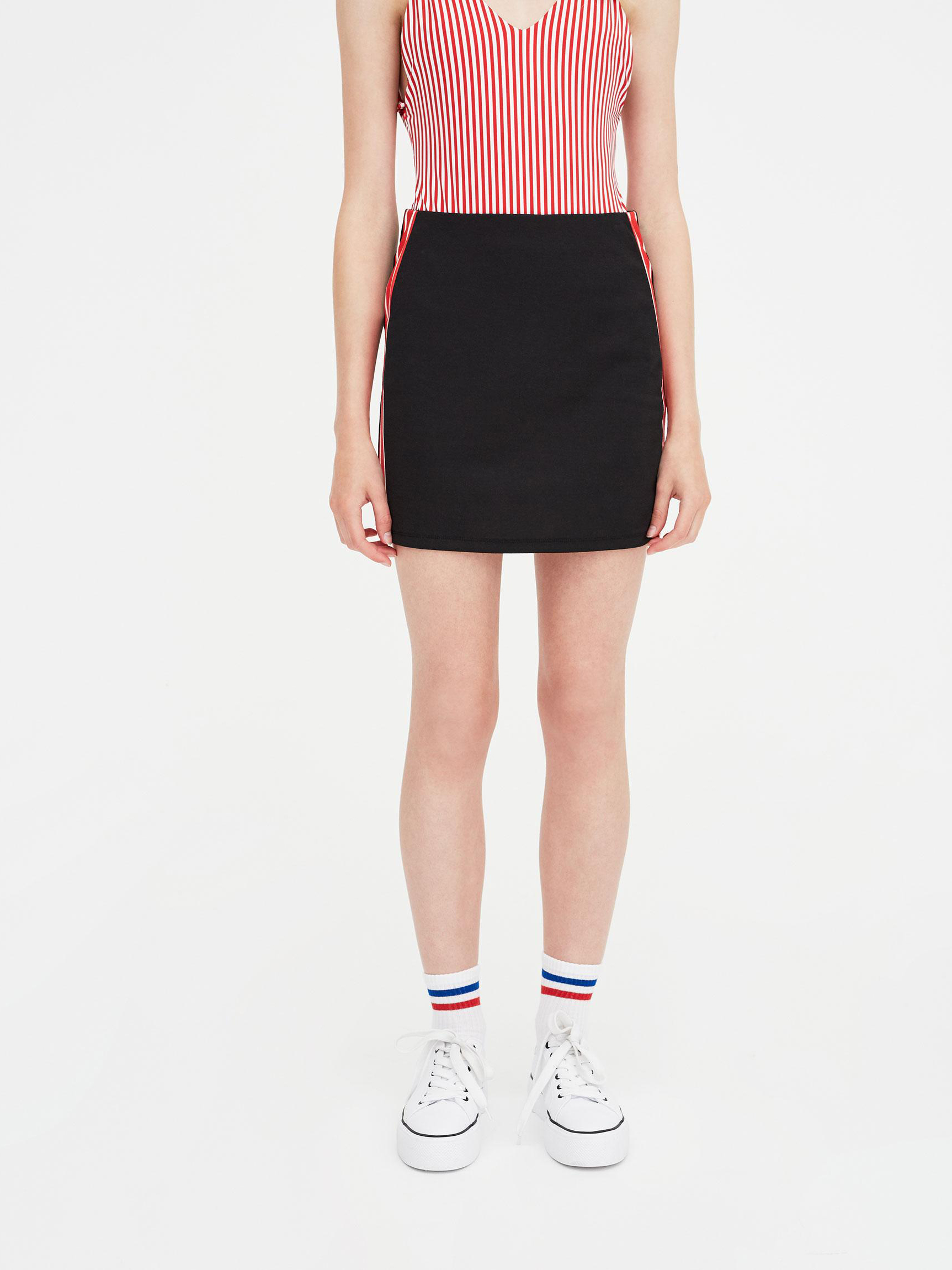 

Юбка Pull & Bear XAZ203350IGXC  Черная с разноцветным, Юбка Pull & Bear XAZ203350IGXC L Черная с разноцветным