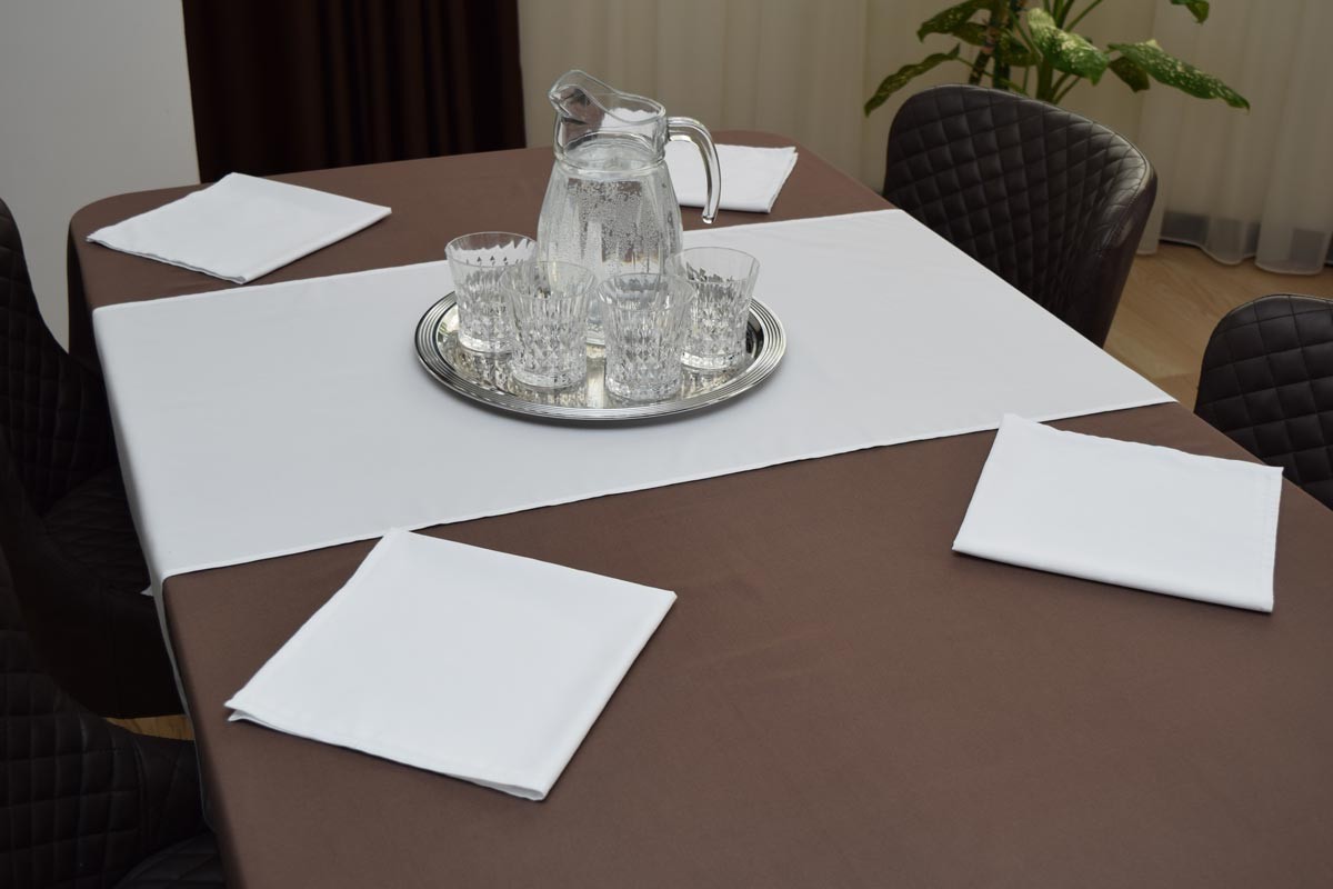 

Текстильный набор для сервировки стола на 8 персон: Скатерть 150х300 см + Раннер 50х150 см + Салфетки 45х45 см Коричневый/Белый