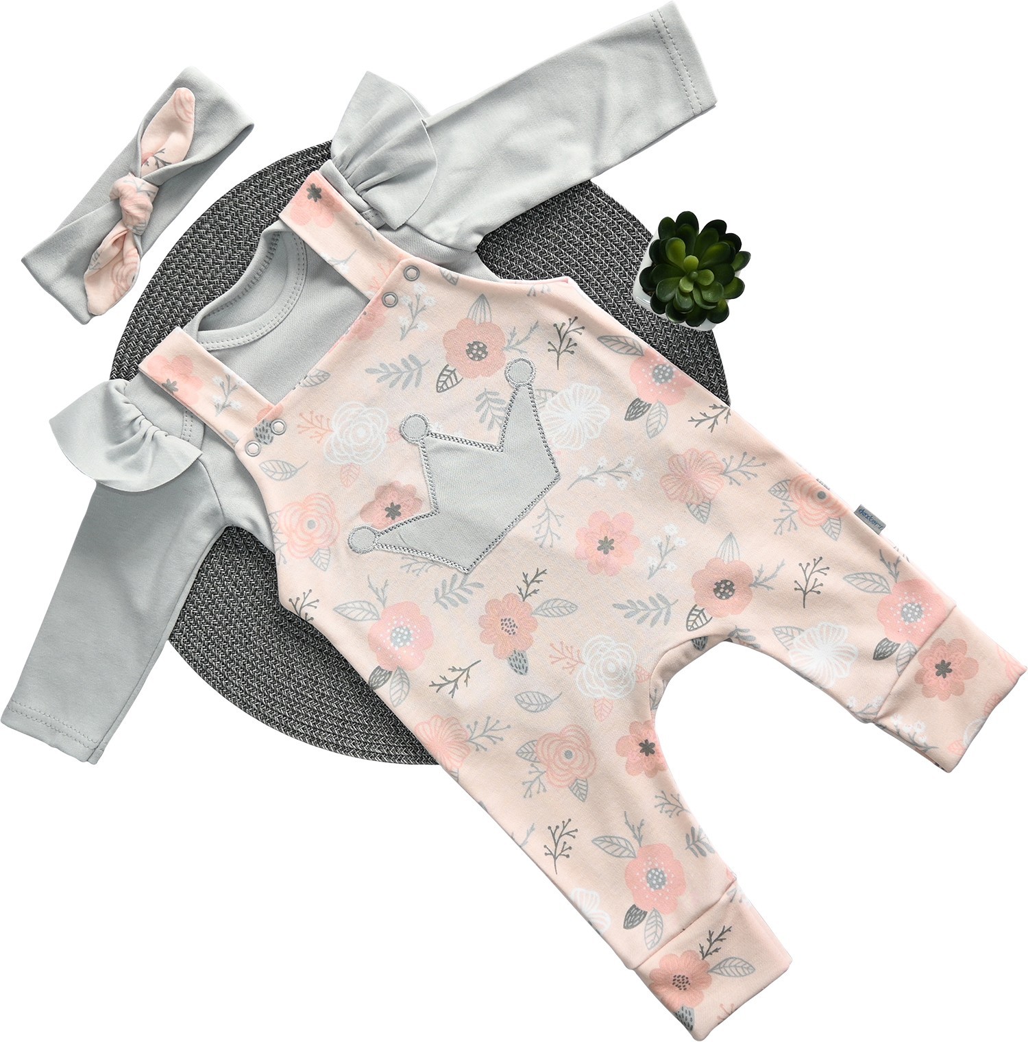 

Комплект (полукомбинезон + боди + повязка) Dexters "Цветы" 68 см бежевый/серый