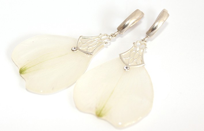 

Серьги BLOOMERY c белой орхидеей и накладками в эпоксидной смоле (7015/1)