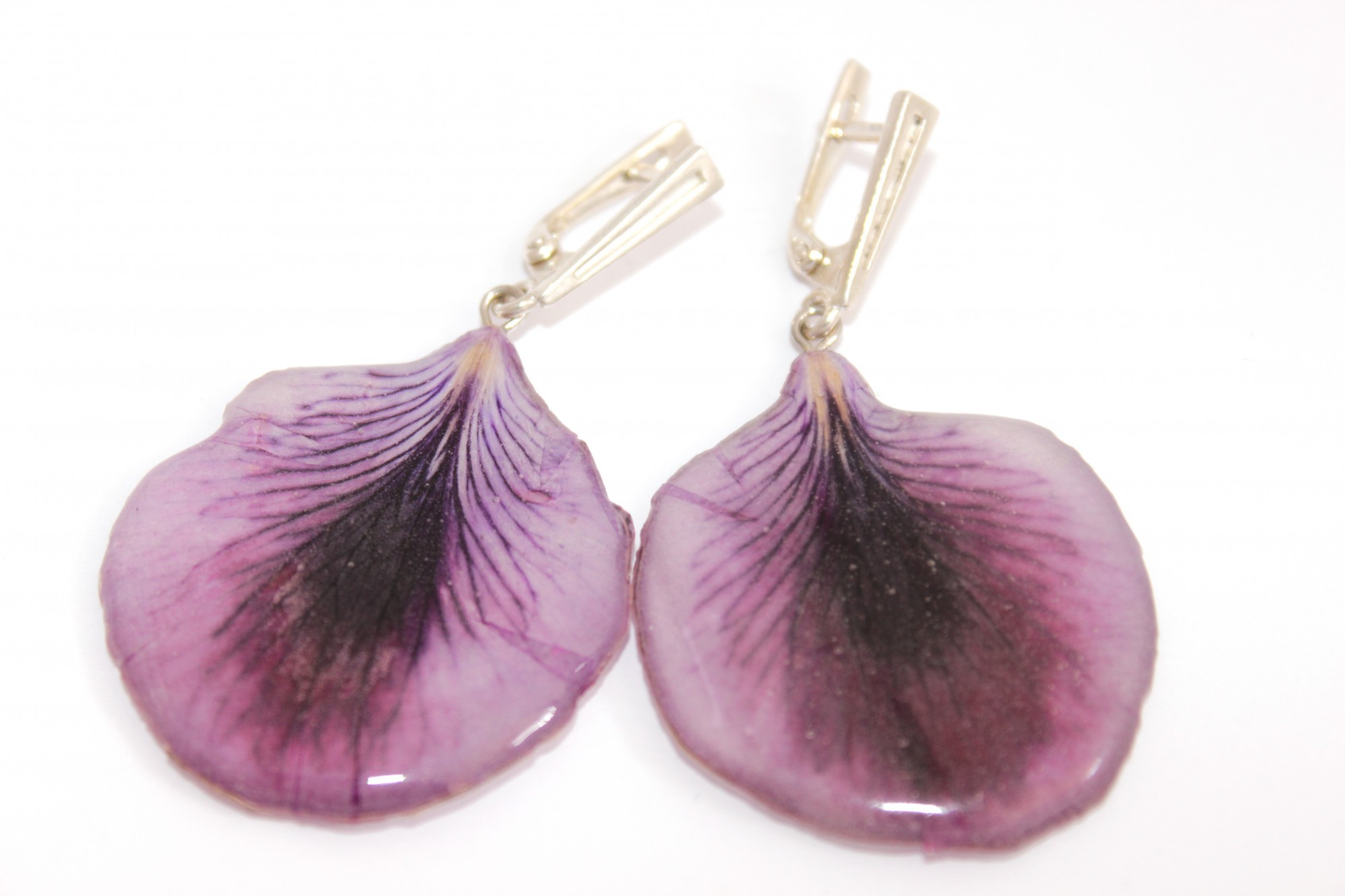 

Серьги BLOOMERY c лепестками фиолетовой королевской пеларгонии в эпоксидной смоле (E23/2)
