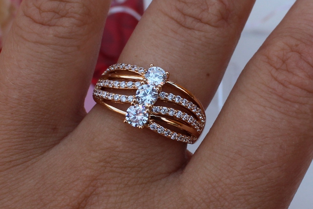 

Кольцо Xuping Jewelry с тремя камнями р 21 золотистое